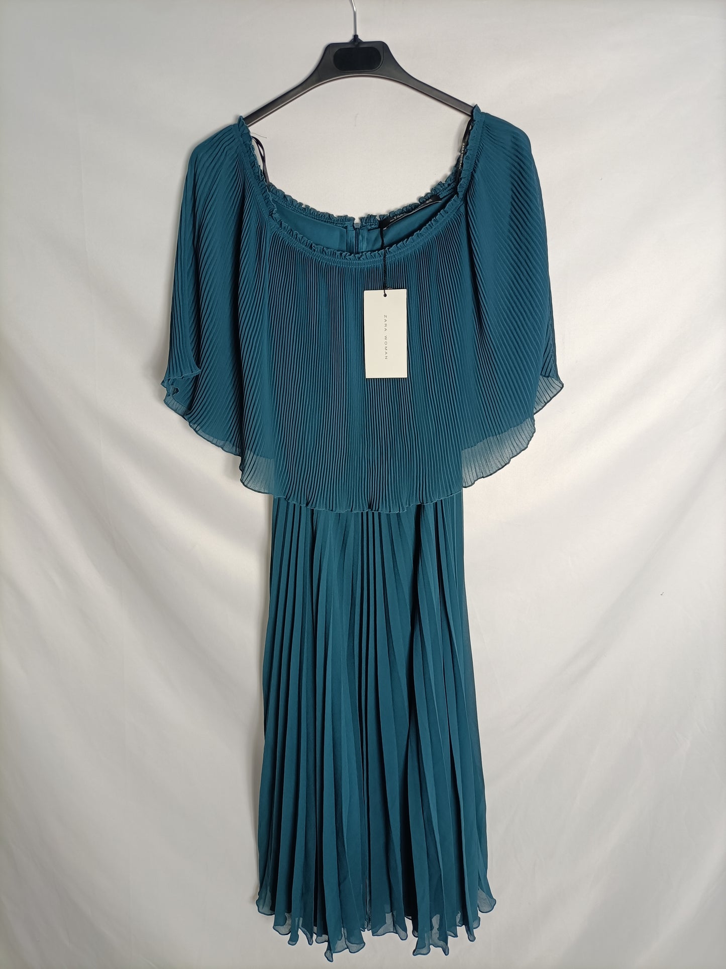 ZARA. Bottle green pleated midi dress. Size XS Hibuy market ZARA. Bottle green pleated midi dress. Size XS Hibuy market