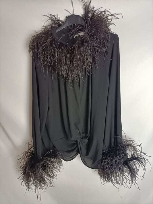 ZARA. Blusa negra plumas T.xl