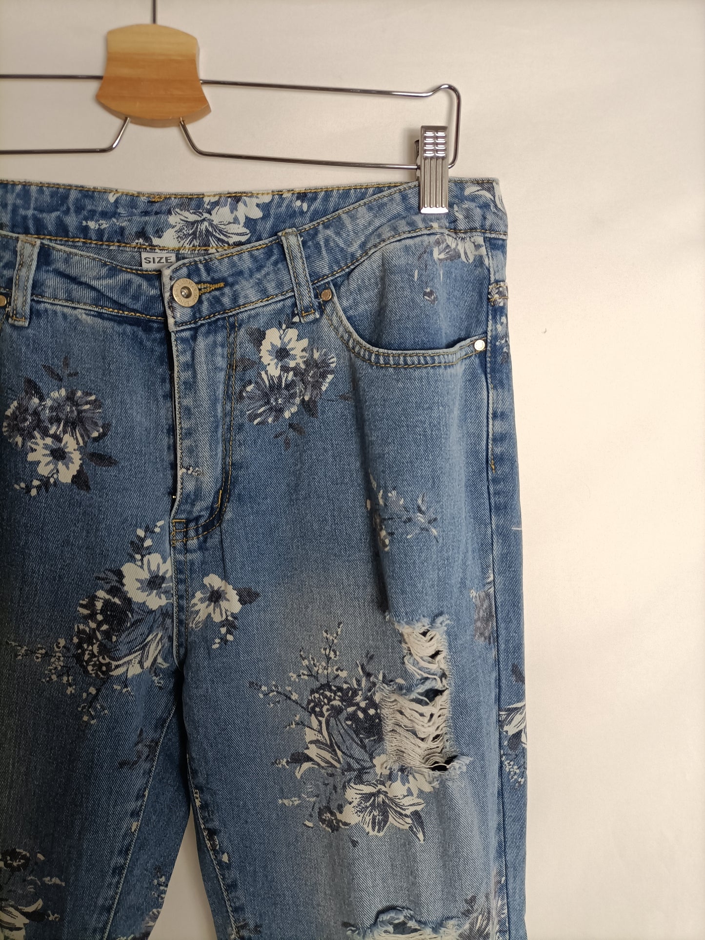 FANTASY. Floral print jeans, size XL