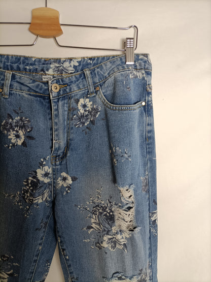 FANTASY. Floral print jeans, size XL