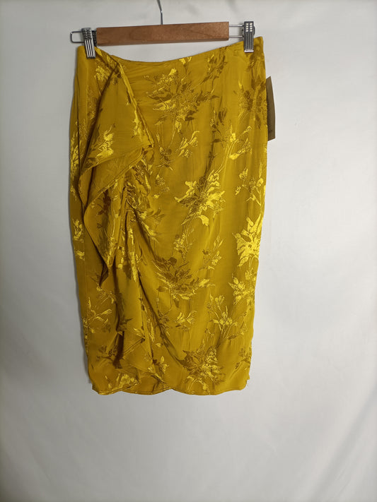 ZARA. Mustard floral Ts skirt