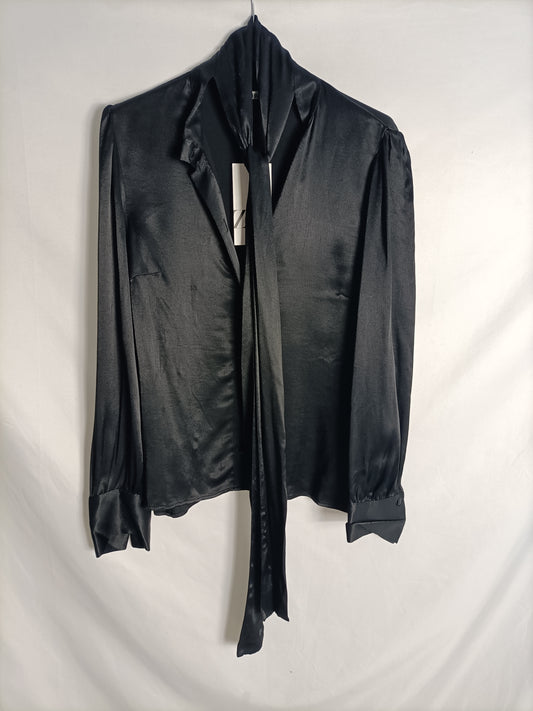 ZARA. Blusa negra lazada T.m