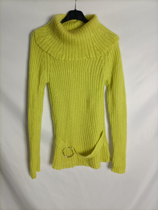 GUERRAL. Yellow sweater with Tl belt