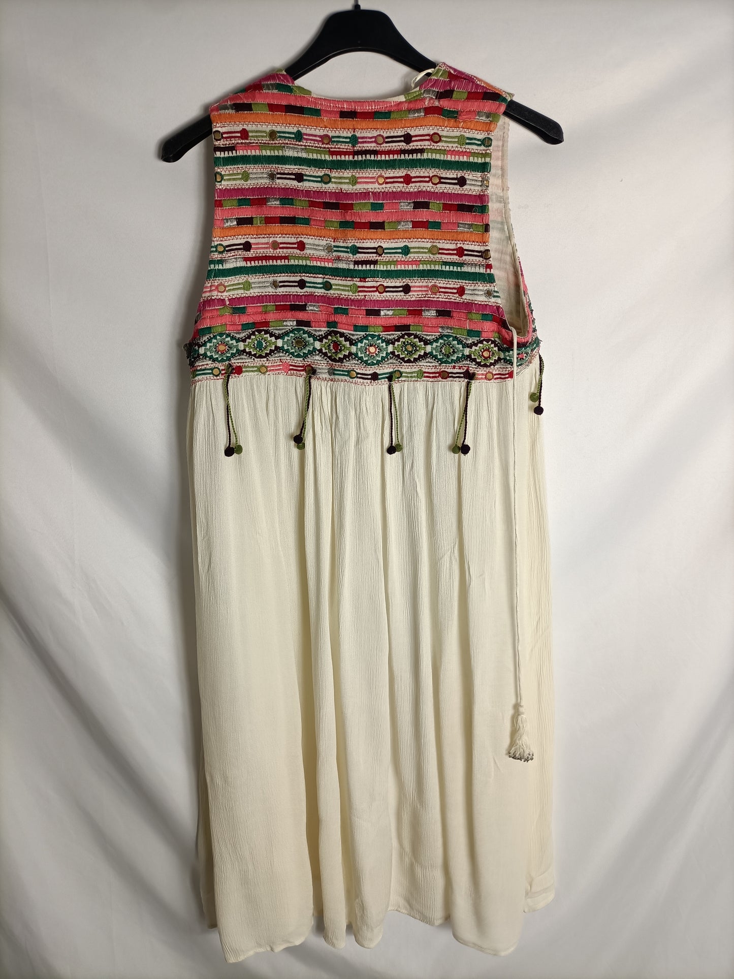 ZARA. Chaleco beige bordado T.m