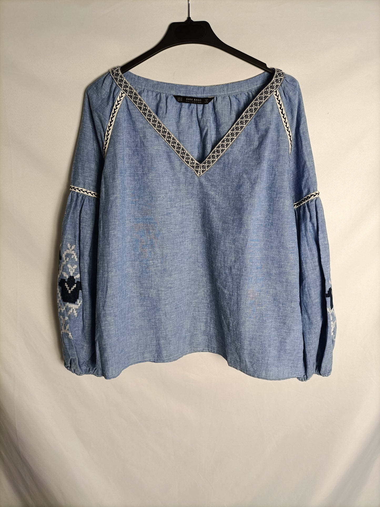 ZARA. Blusa azul bordada T.XS