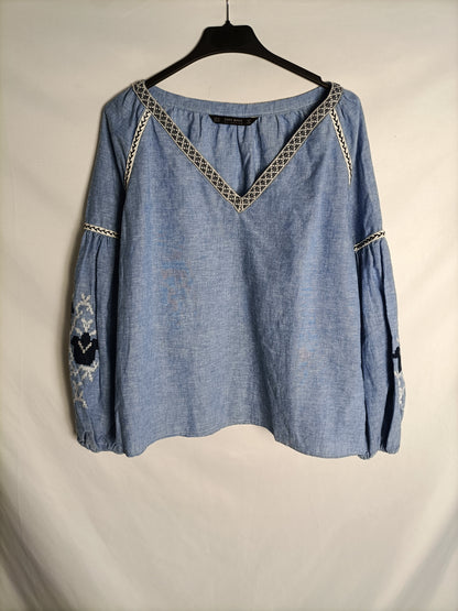 ZARA. Blusa azul bordada T.XS