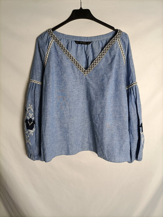 ZARA. Blue embroidered blouse S.XS