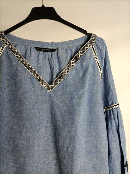 ZARA. Blusa azul bordada T.XS