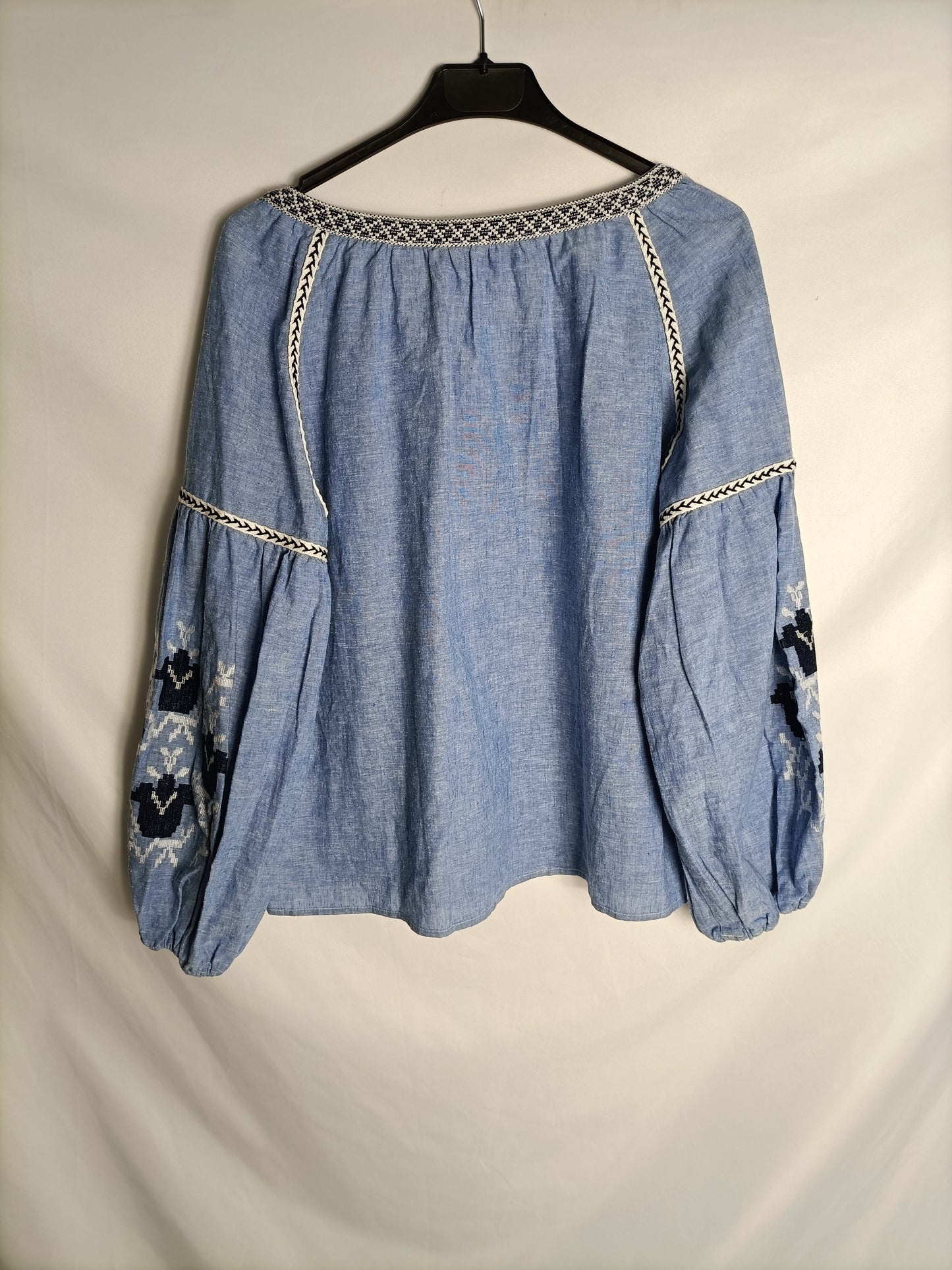 ZARA. Blusa azul bordada T.XS