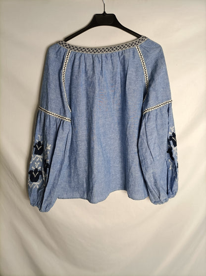 ZARA. Blusa azul bordada T.XS
