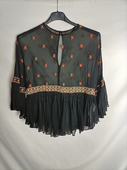 ZARA. Blusa negra bordada T.m