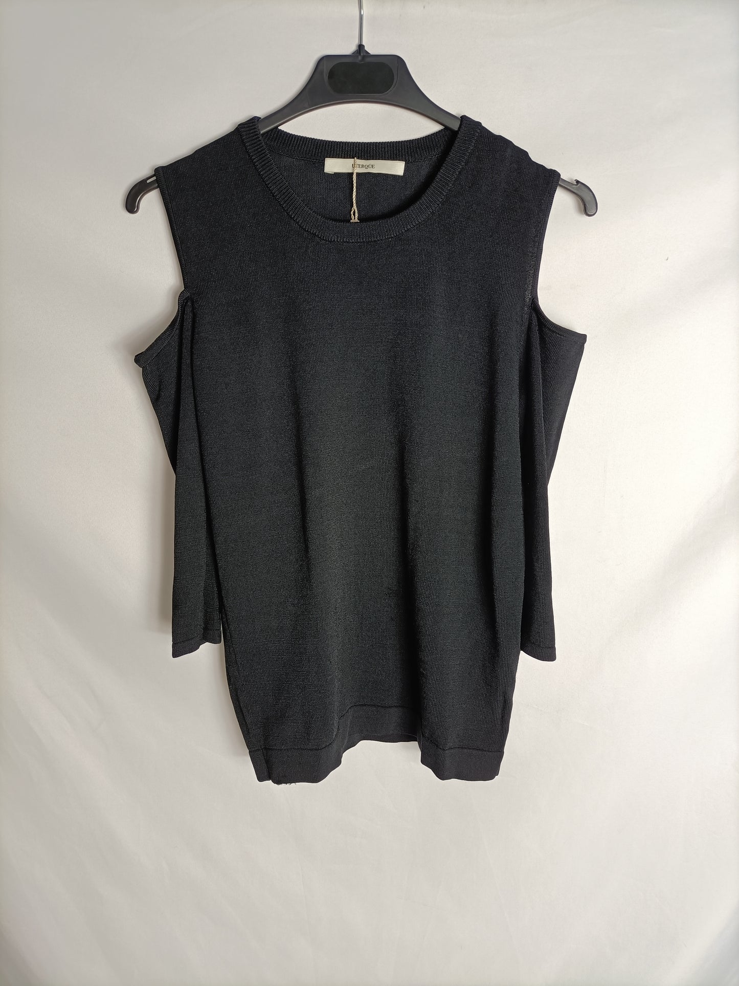 UTERQÜE. Top negro hombros T.s