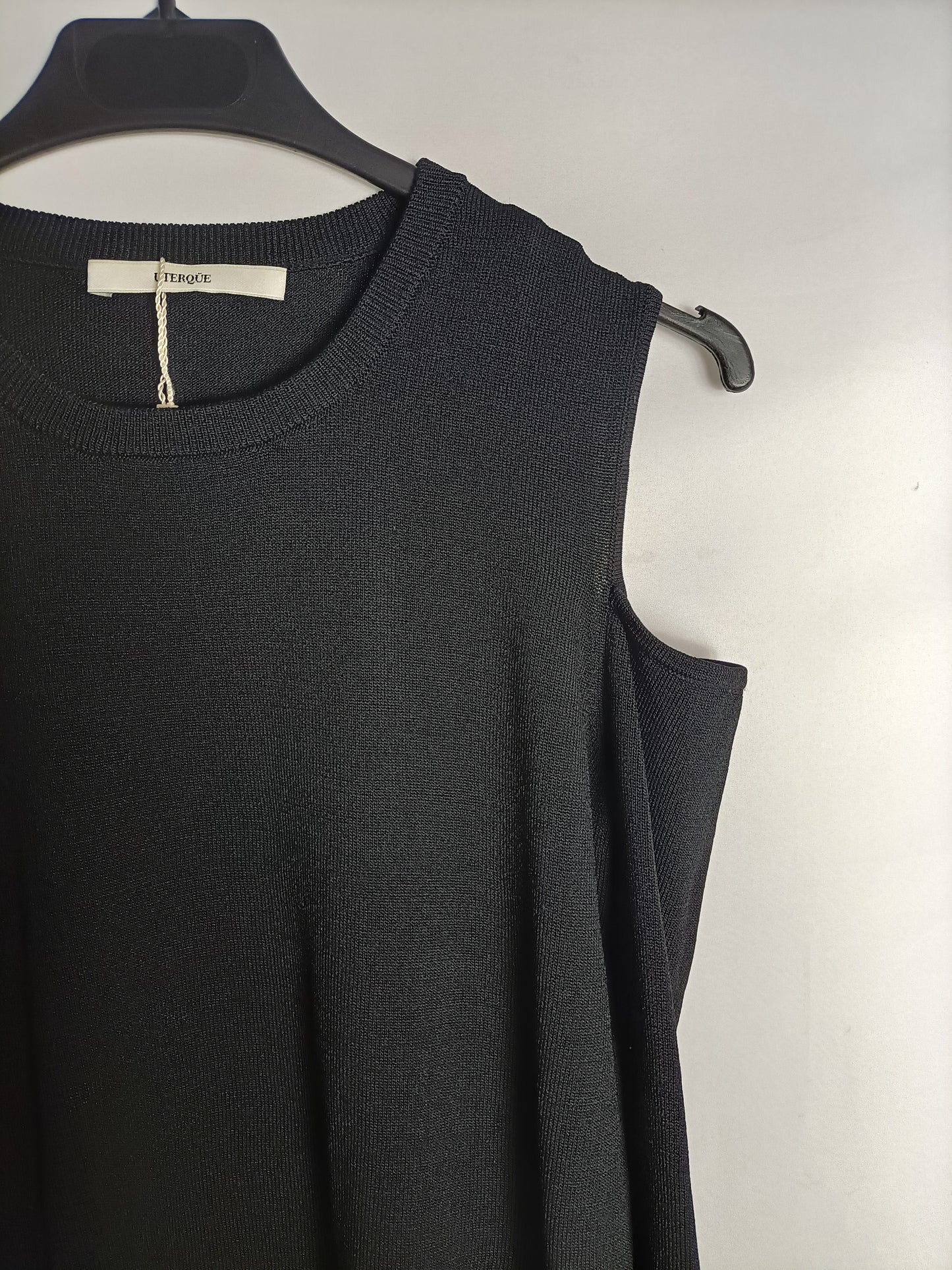 UTERQÜE. Top negro hombros T.s