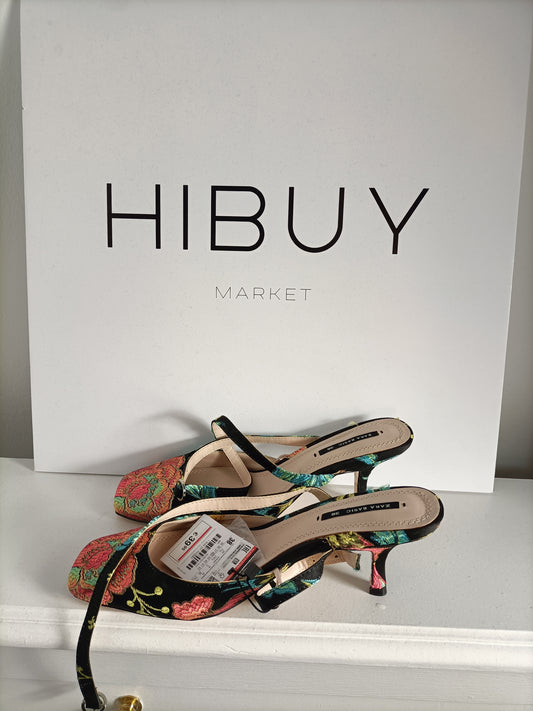 ZARA. Zapatos negros bordados  T.38