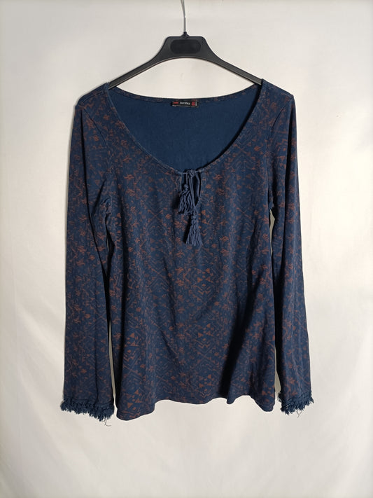 BERSHKA. Camiseta azul estampada T.m