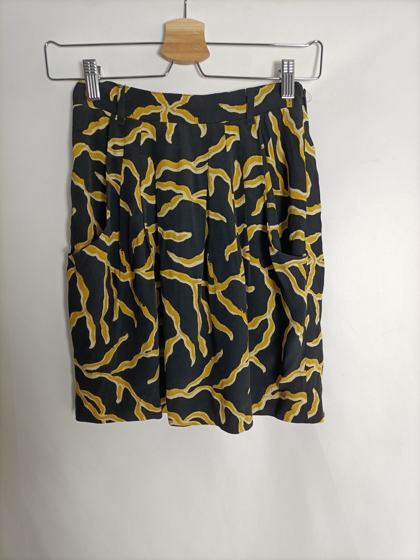 BA&SH. Falda fluida negra  estampado amarillo T.0(xs)