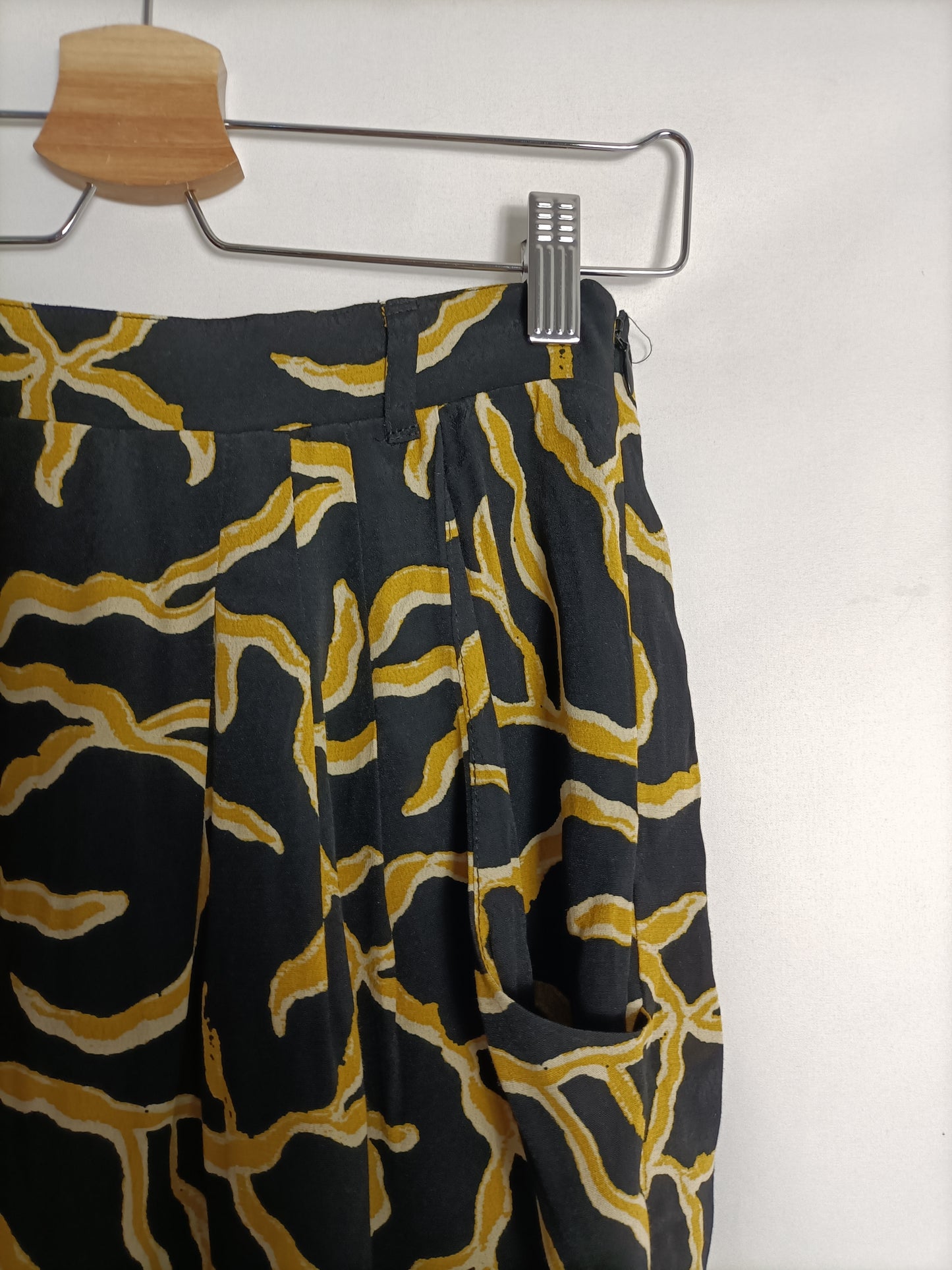 BA&SH. Falda fluida negra  estampado amarillo T.0(xs)