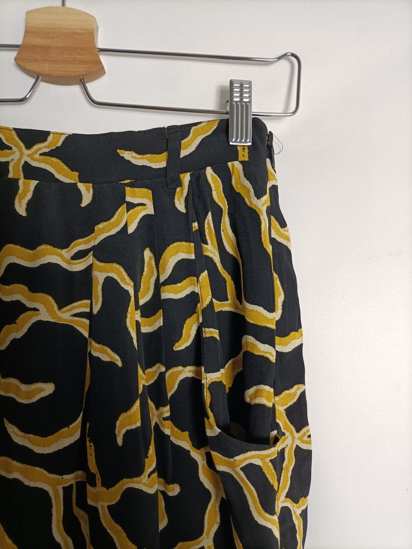 BA&SH. Falda fluida negra  estampado amarillo T.0(xs)