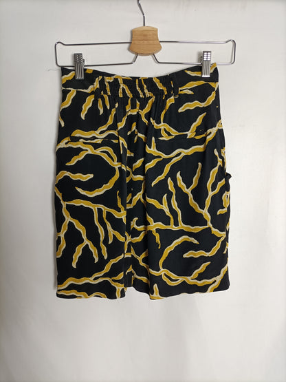 BA&SH. Falda fluida negra  estampado amarillo T.0(xs)