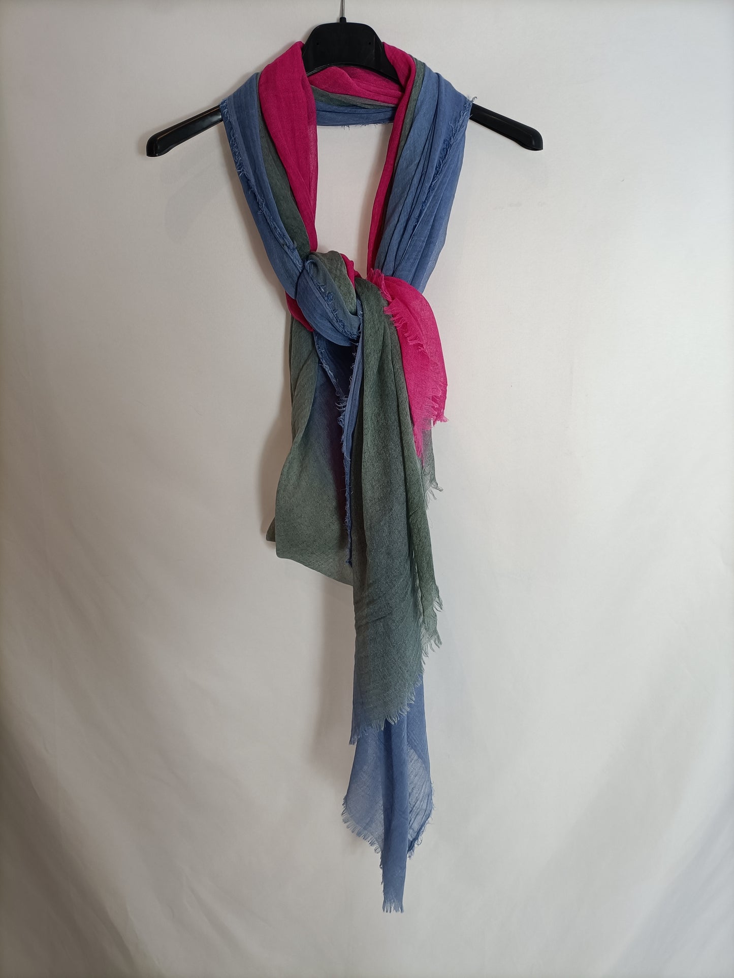 OTRAS. Fular degradado azul a rosa