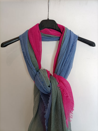 OTRAS. Fular degradado azul a rosa