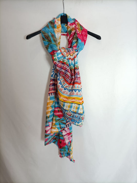 DESIGUAL. Fular estampado colorido