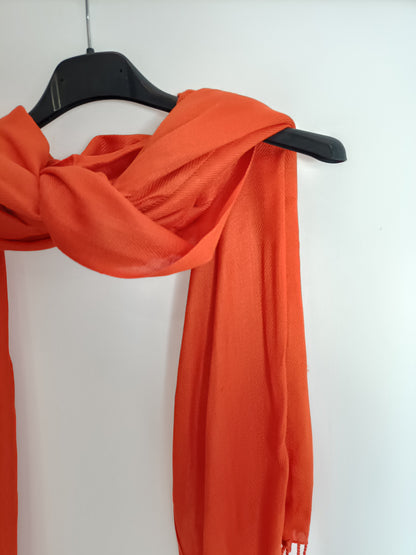 OTRAS. Fular/pashmina naranja