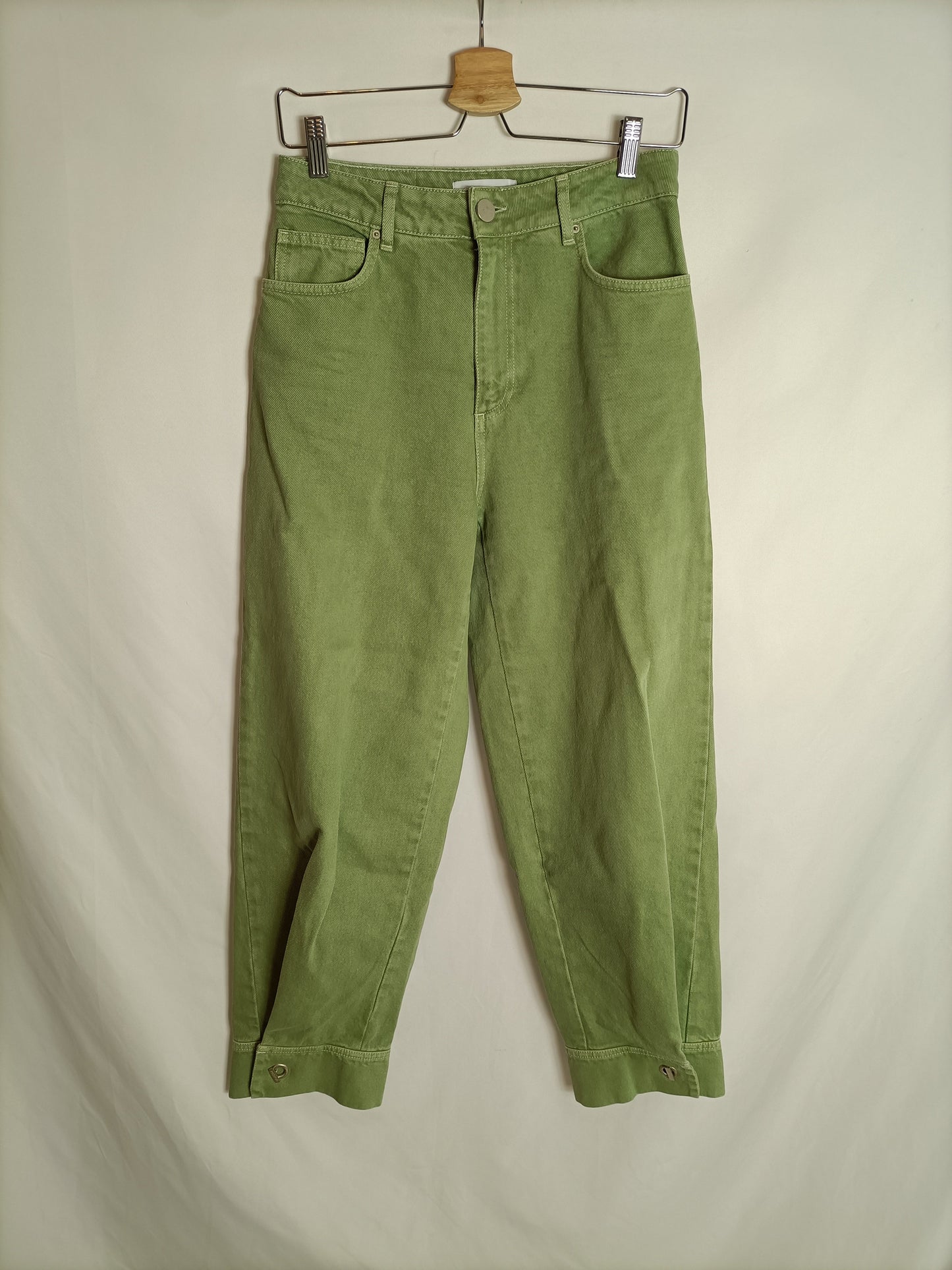 HOFF. Pantalón carrot fit verde T.38