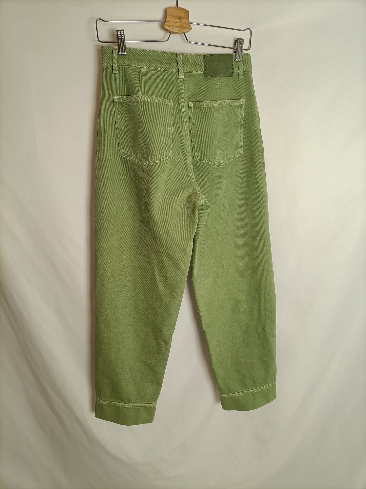 HOFF. Pantalón carrot fit verde T.38