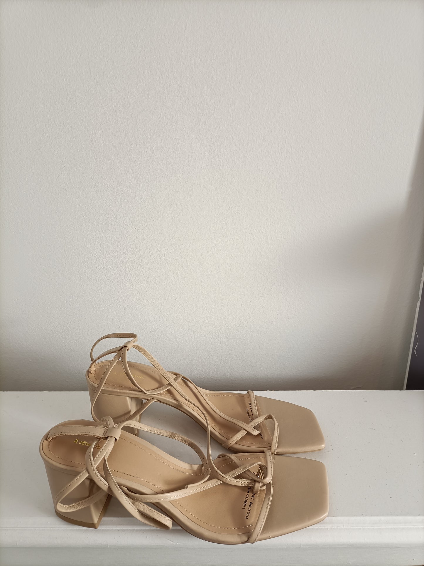 &OTHER SOTIRES. Sandalia tacón beige T.40