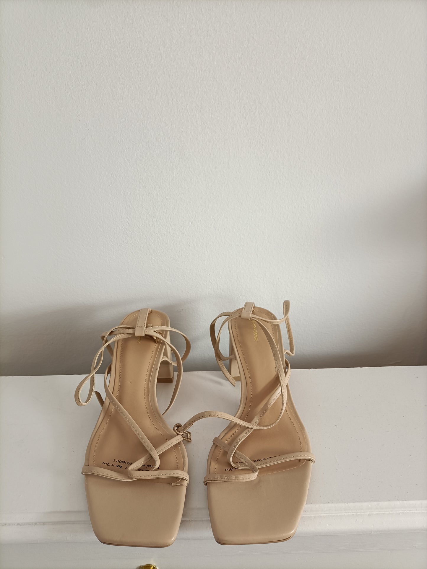 &OTHER SOTIRES. Sandalia tacón beige T.40