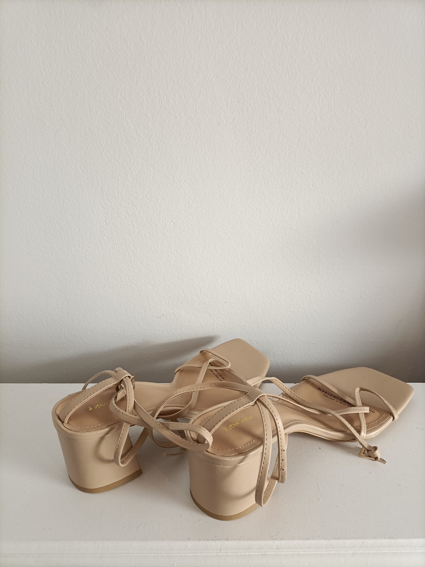 &OTHER SOTIRES. Sandalia tacón beige T.40