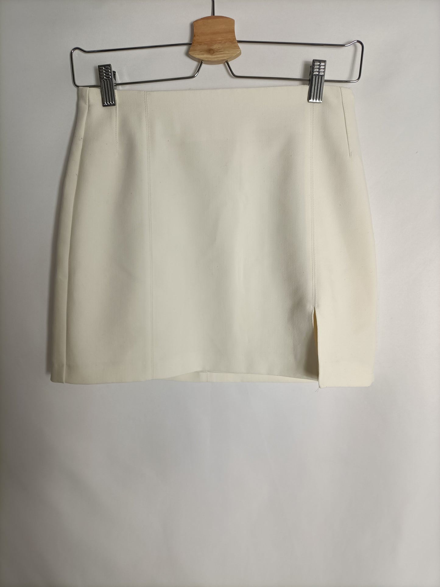 ZARA. Falda corta beige T.s