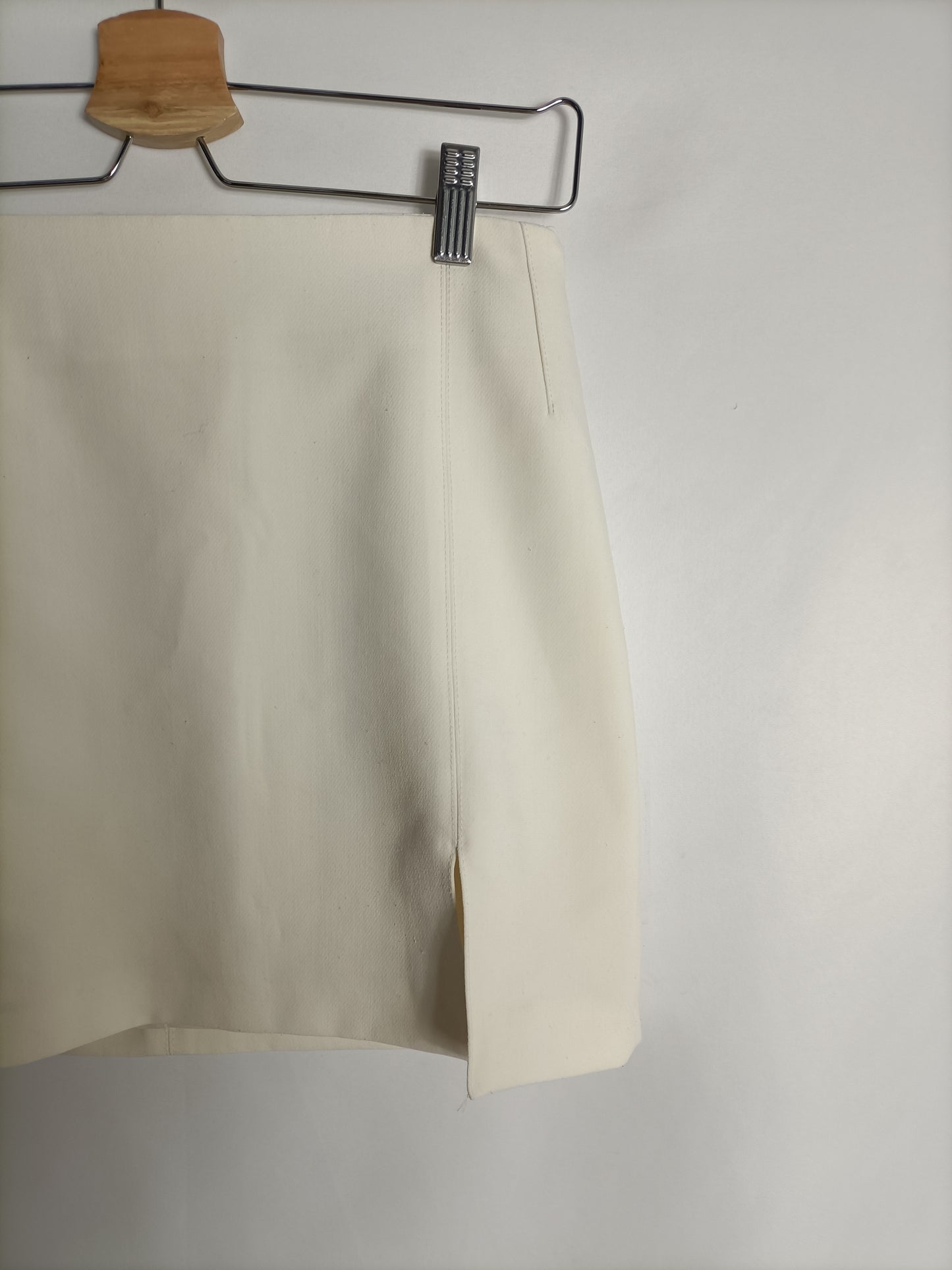 ZARA. Falda corta beige T.s