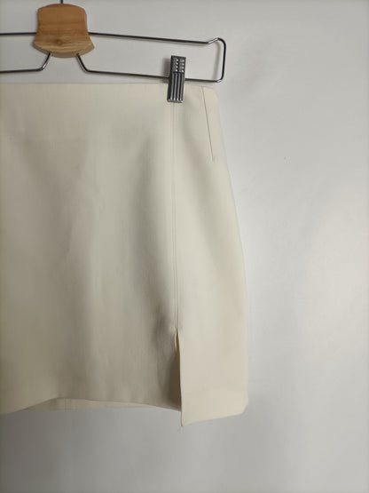 ZARA. Falda corta beige T.s