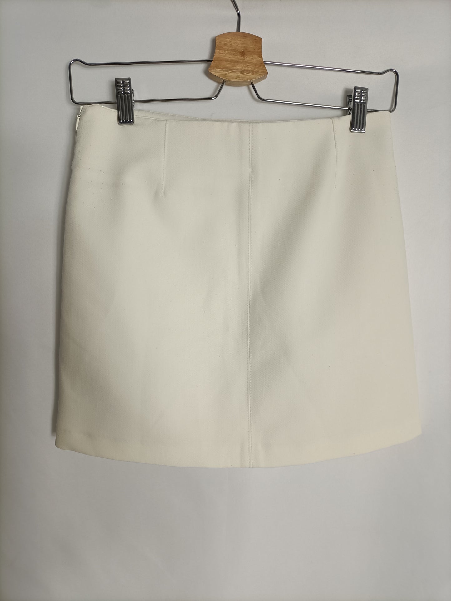 ZARA. Falda corta beige T.s