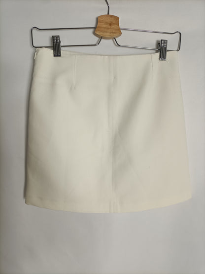ZARA. Falda corta beige T.s