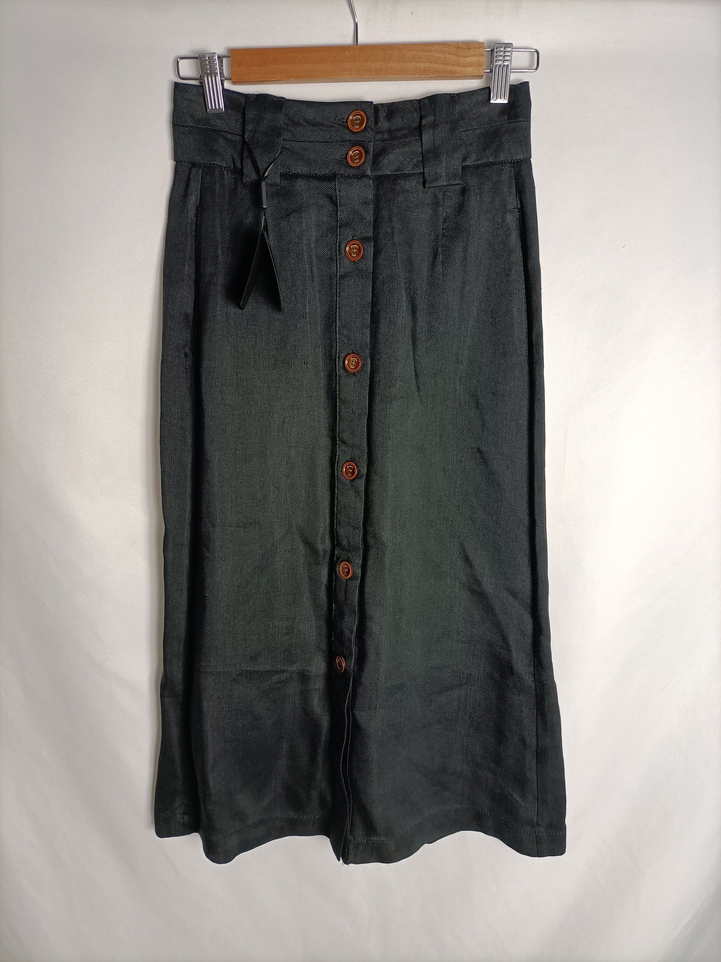 MASSIMO DUTTI. Fada negra abotonada T.36