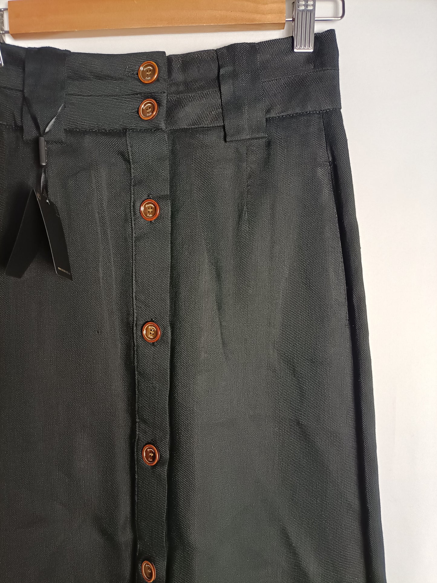 MASSIMO DUTTI. Fada negra abotonada T.36