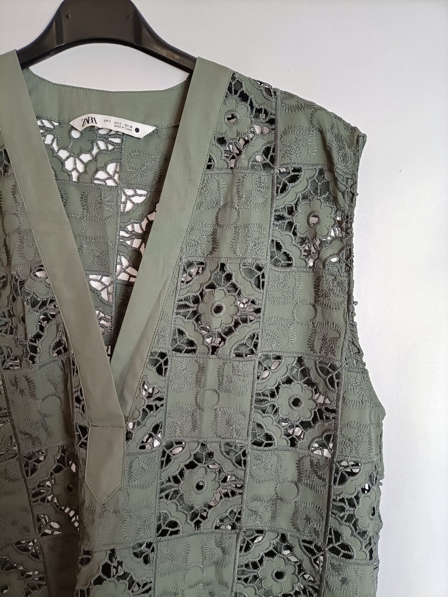 ZARA. Green lace Ts top