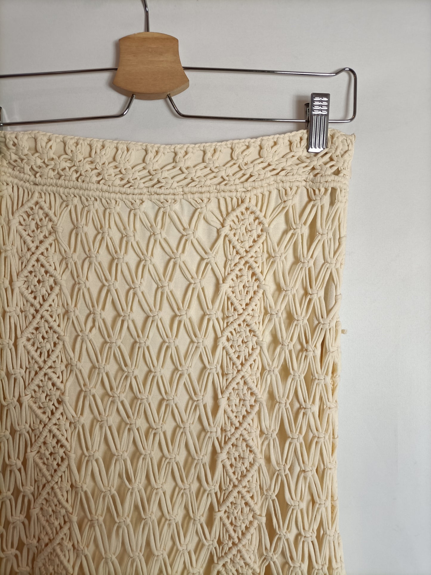MASSIMO DUTTI. Beige crochet Ts skirt