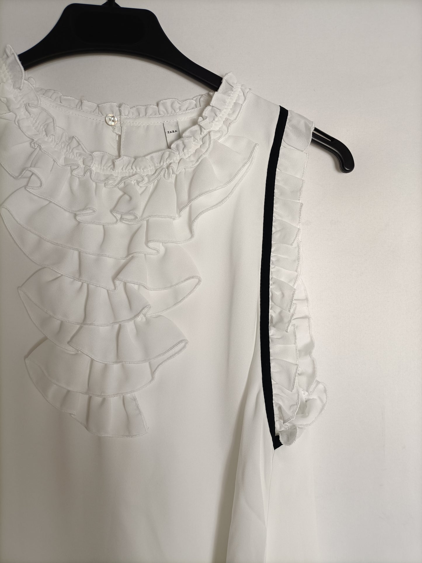 ZARA. White ruffled top Tm