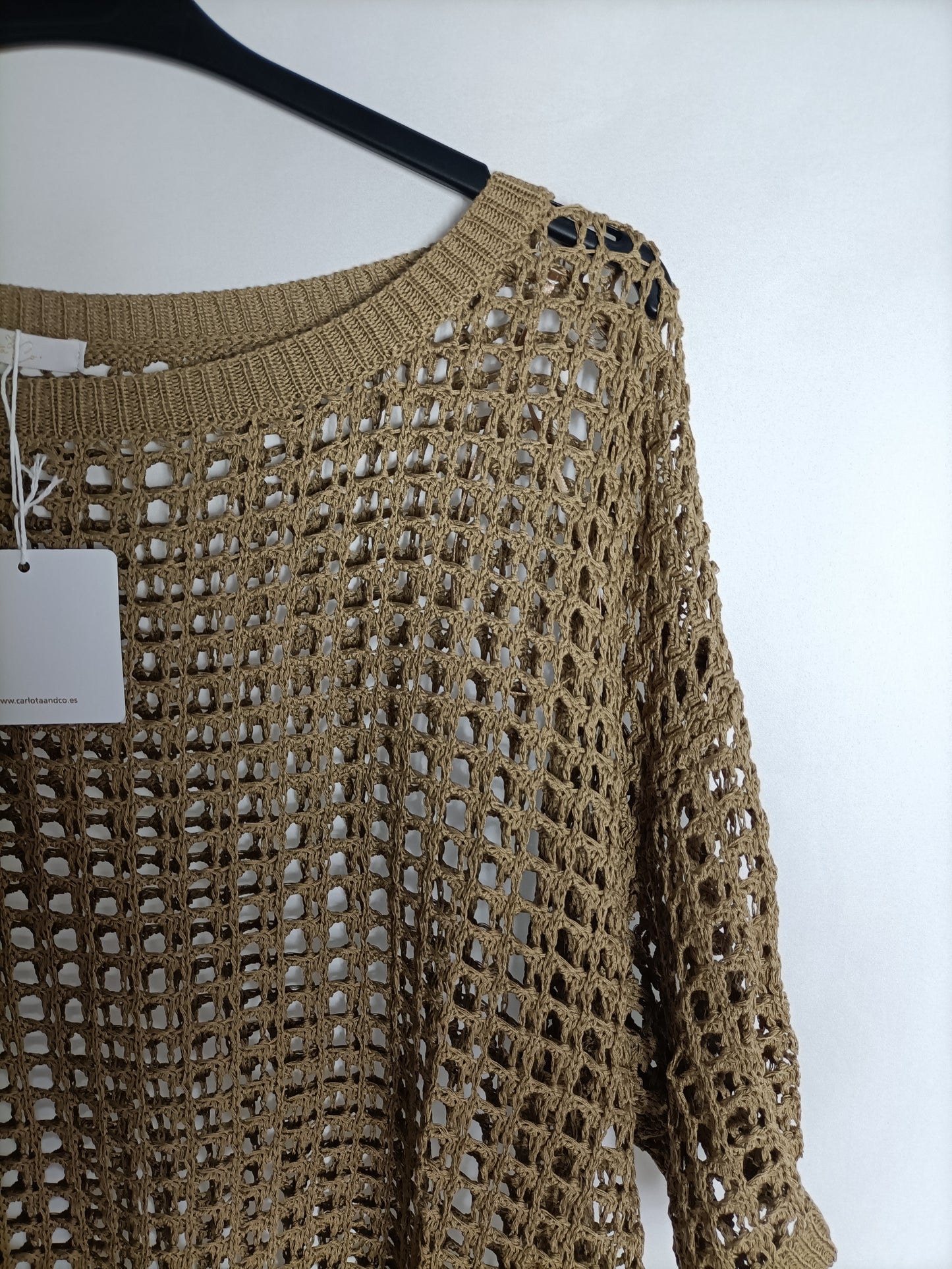 CARLOTA&amp;CO. Beige die-cut top Tu(m)