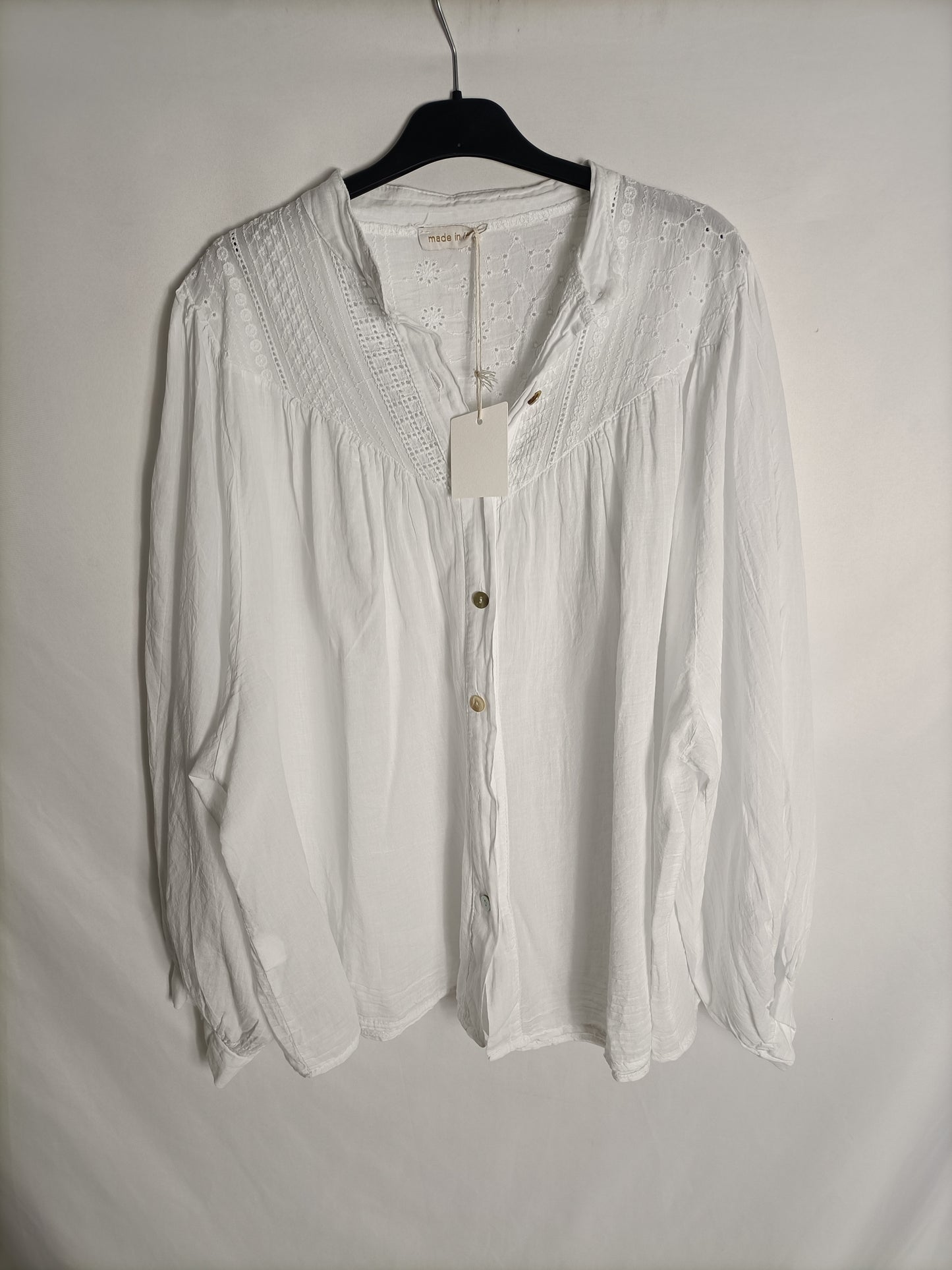 OTRAS. Blusa blanca bordados Tu(m/l)