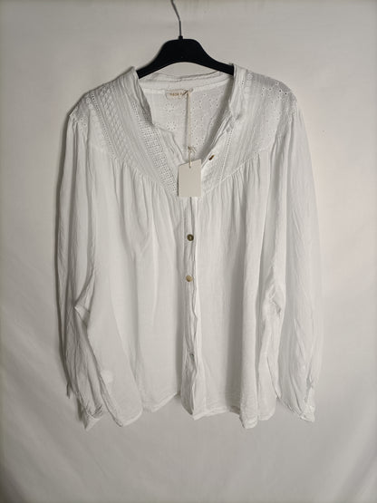 OTRAS. Blusa blanca bordados Tu(m/l)
