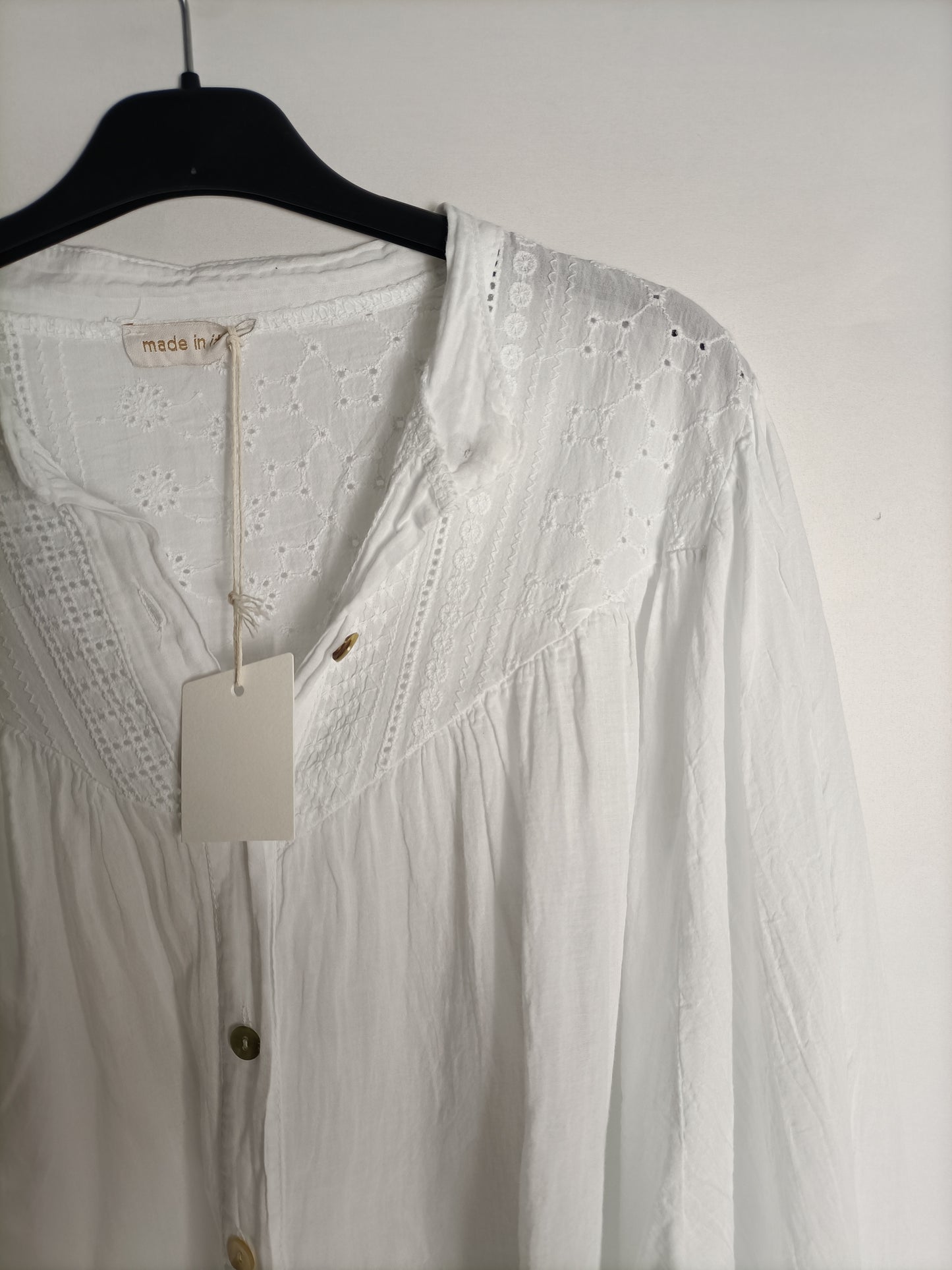 OTRAS. Blusa blanca bordados Tu(m/l)