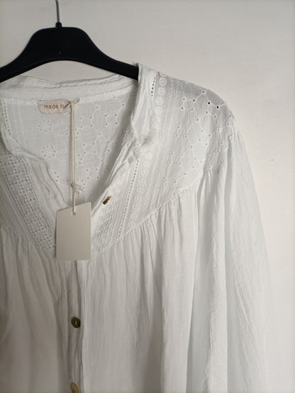 OTRAS. Blusa blanca bordados Tu(m/l)