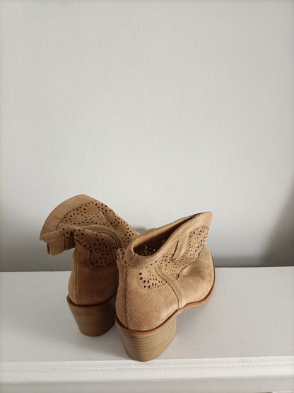 POLIN ET MOI. Botines camel troquelado T.37