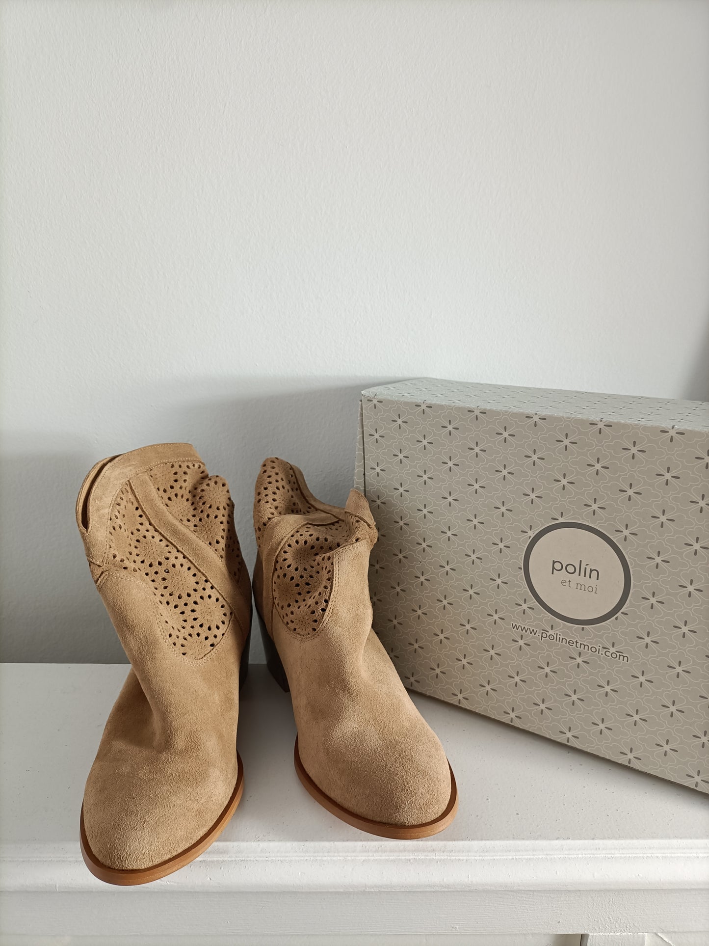 POLIN ET MOI. Botines camel troquelado T.37