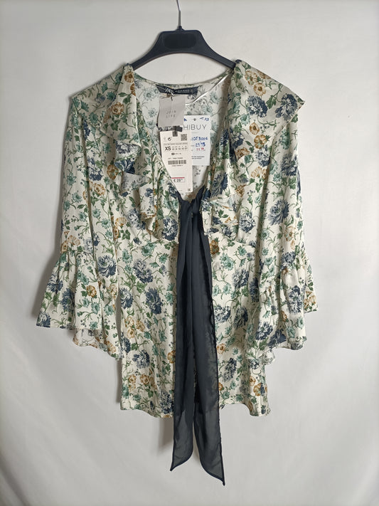 ZARA. Floral blouse with ruffles T.xs